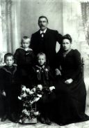 Foppe Sybesz Sytema met vrouw en kinderen